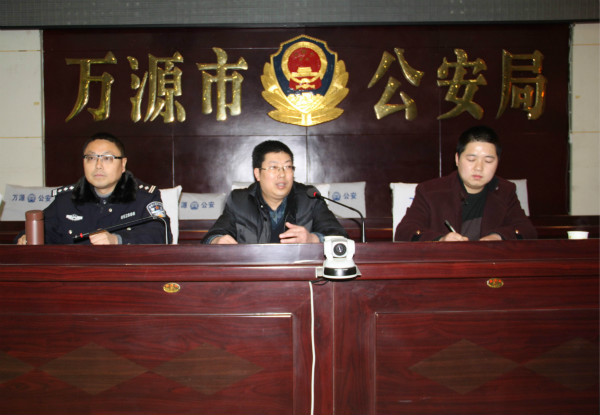 图:万源市纪委领导干部在公安局讲解考核内容 图:万源市公安局干部