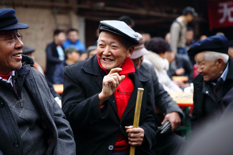 老人开心的吃"敬老宴".